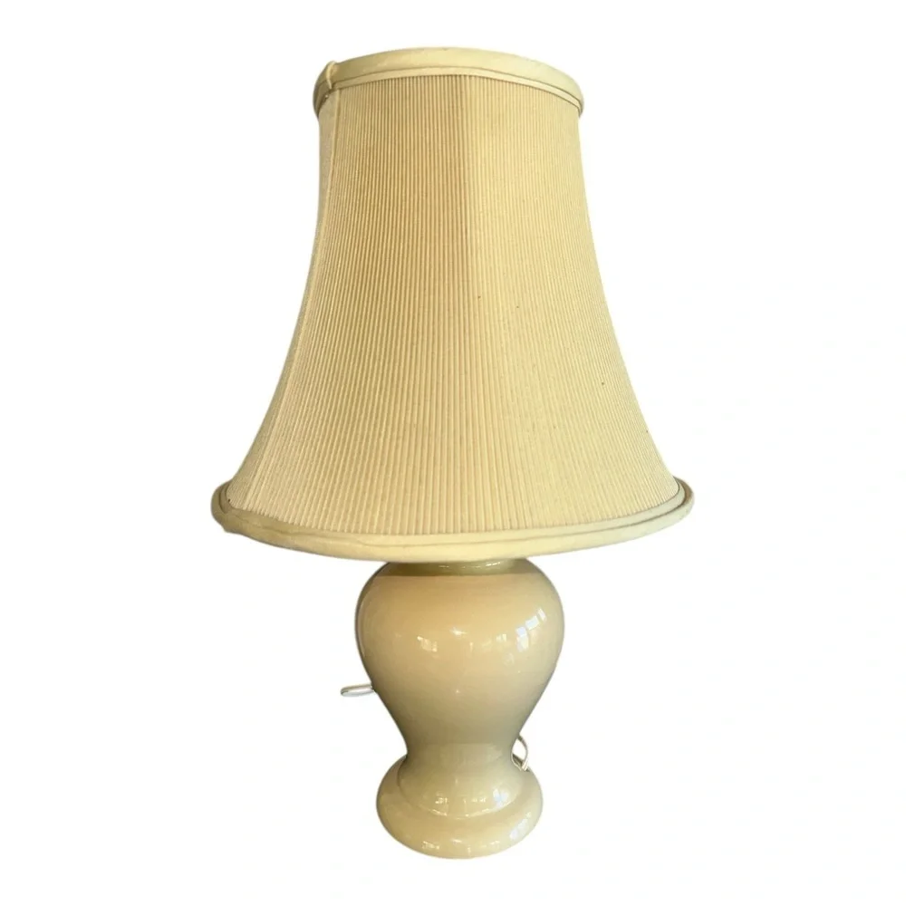 Vintage Elegant Cream Table Lamp